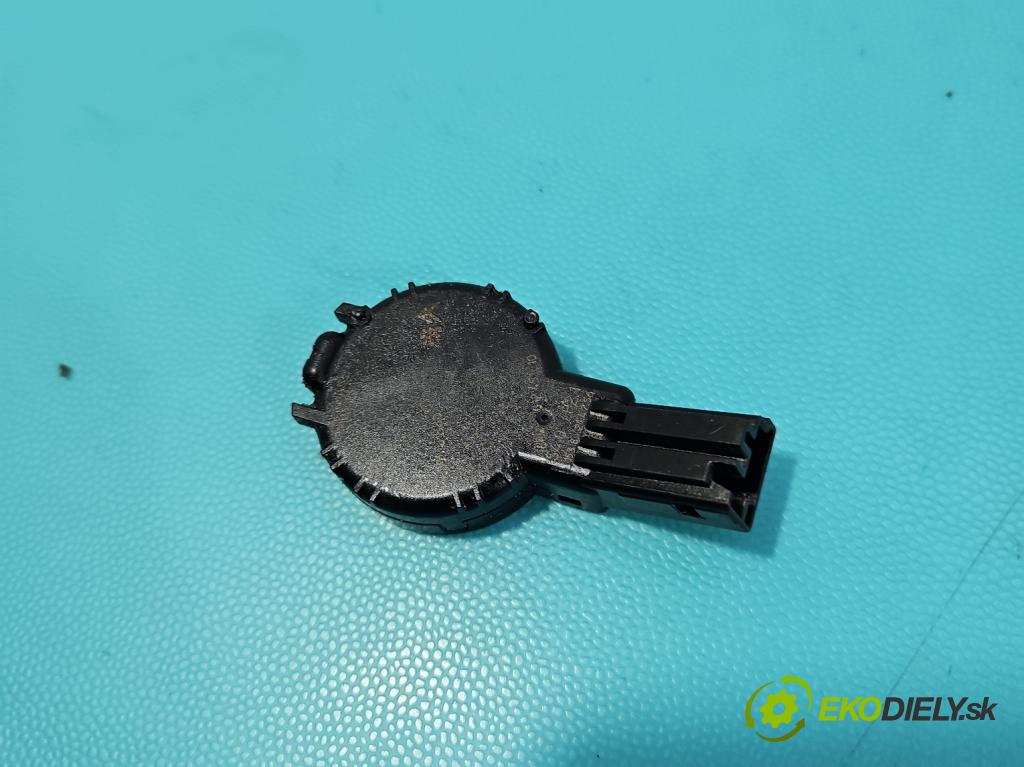 Peugeot 308 II 2013-2021 1.2 12V 110 HP manual 81 kW 1199 cm3 5- snímač déšť: 9815552880 (Snímač dažďa)