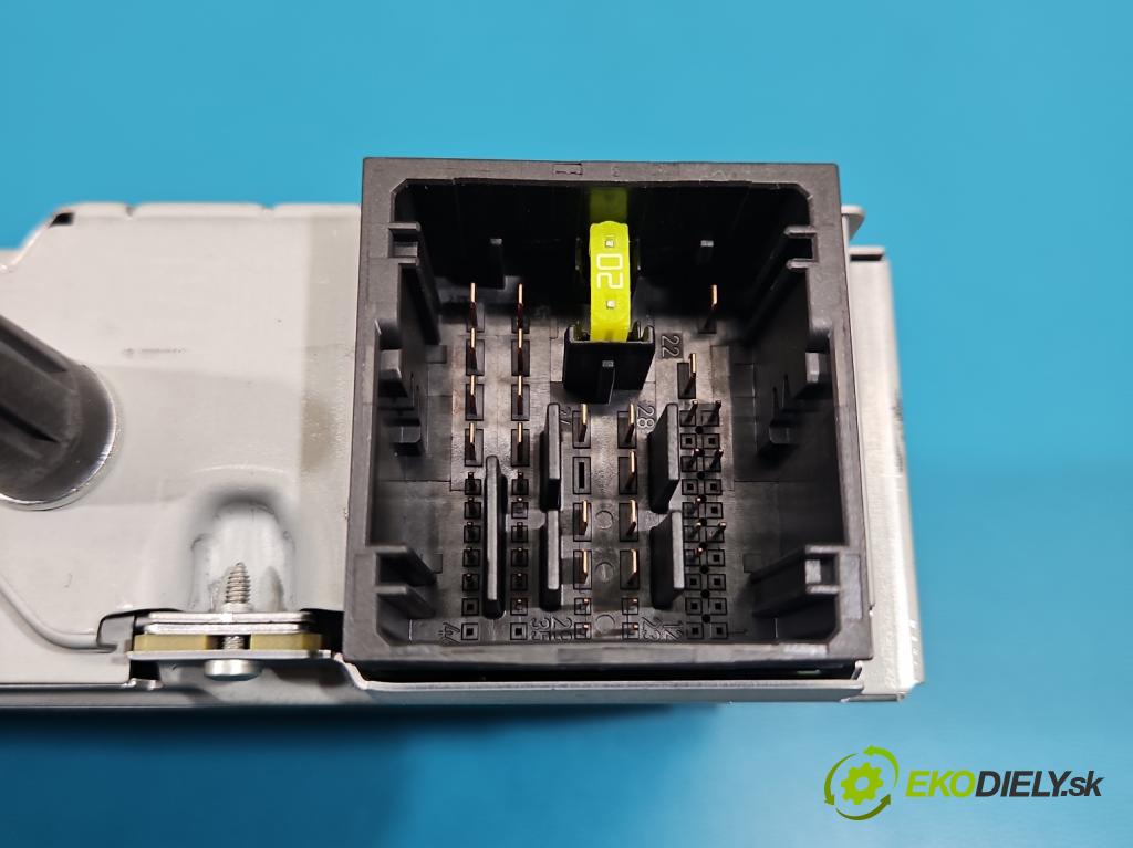 Peugeot 308 II 2013-2021 1.2 12V 110 HP manual 81 kW 1199 cm3 5- Radio originál 9821908980