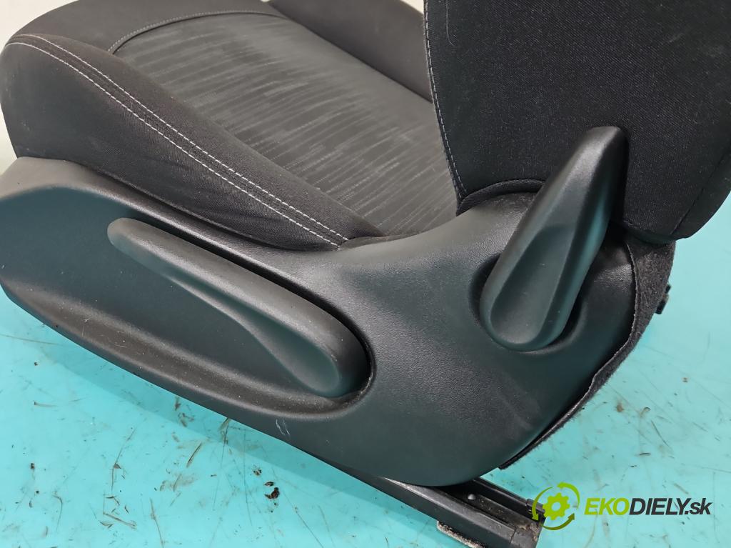 Peugeot 208 I 2012-2019 1.2 12V 82 HP manual 60 kW 1199 cm3 5- Sedačka ľavý  (Sedadlo)