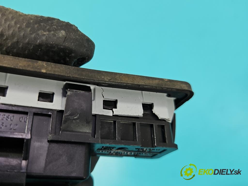 Peugeot 308 II 2013-2021 1.2 12V 110 hp manual 81 kW 1199 cm3 5- klika kufrových dveří zadní 95835T02