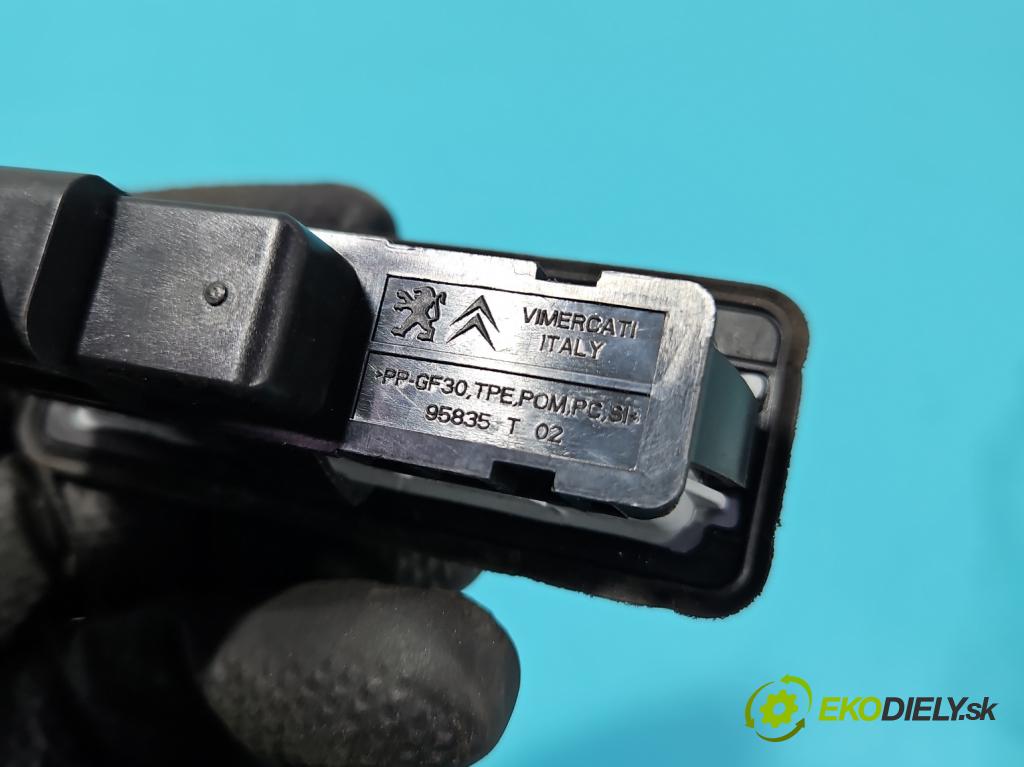 Peugeot 308 II 2013-2021 1.2 12V 110 hp manual 81 kW 1199 cm3 5- klika kufrových dveří zadní 95835T02