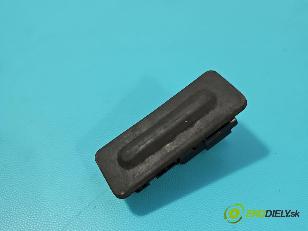 Peugeot 308 II 2013-2021 1.2 12V 110 hp manual 81 kW 1199 cm3 5- klika kufrových dveří zadní 95835T02