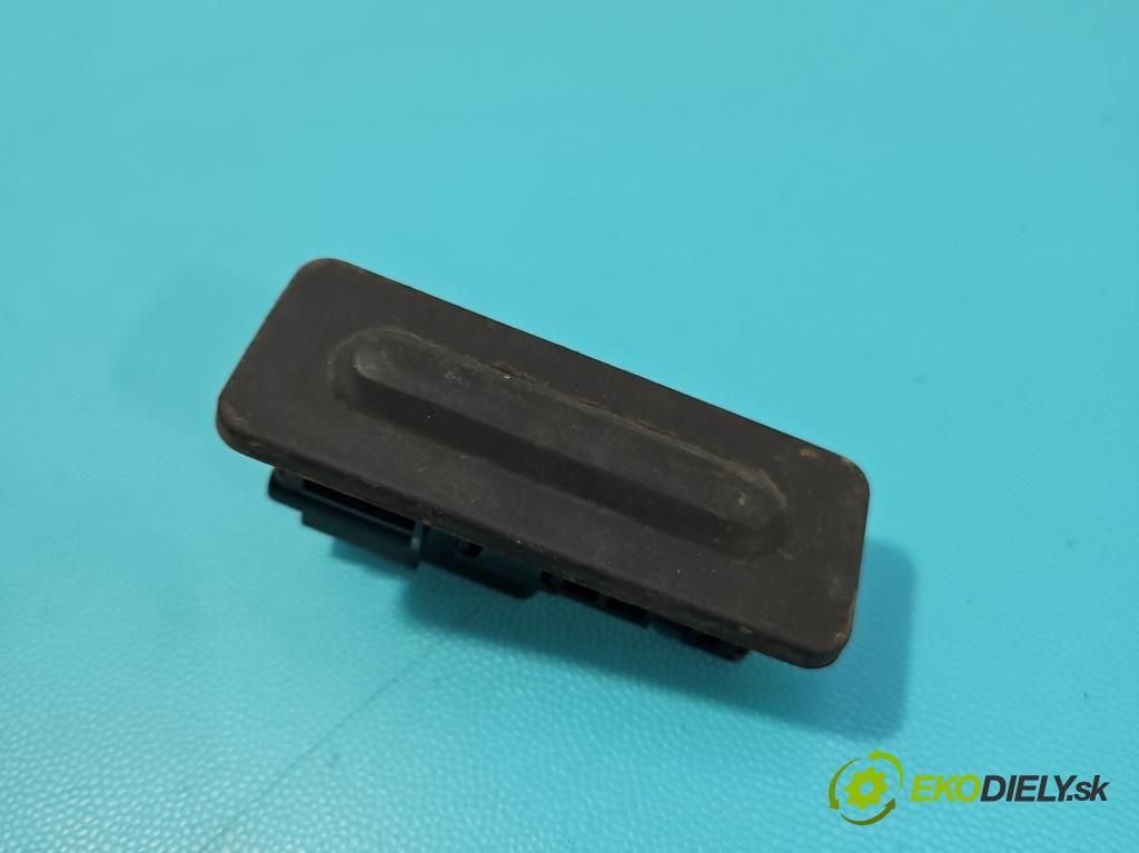 Peugeot 308 II 2013-2021 1.2 12V 110 hp manual 81 kW 1199 cm3 5- klika kufrových dveří zadní 95835T02