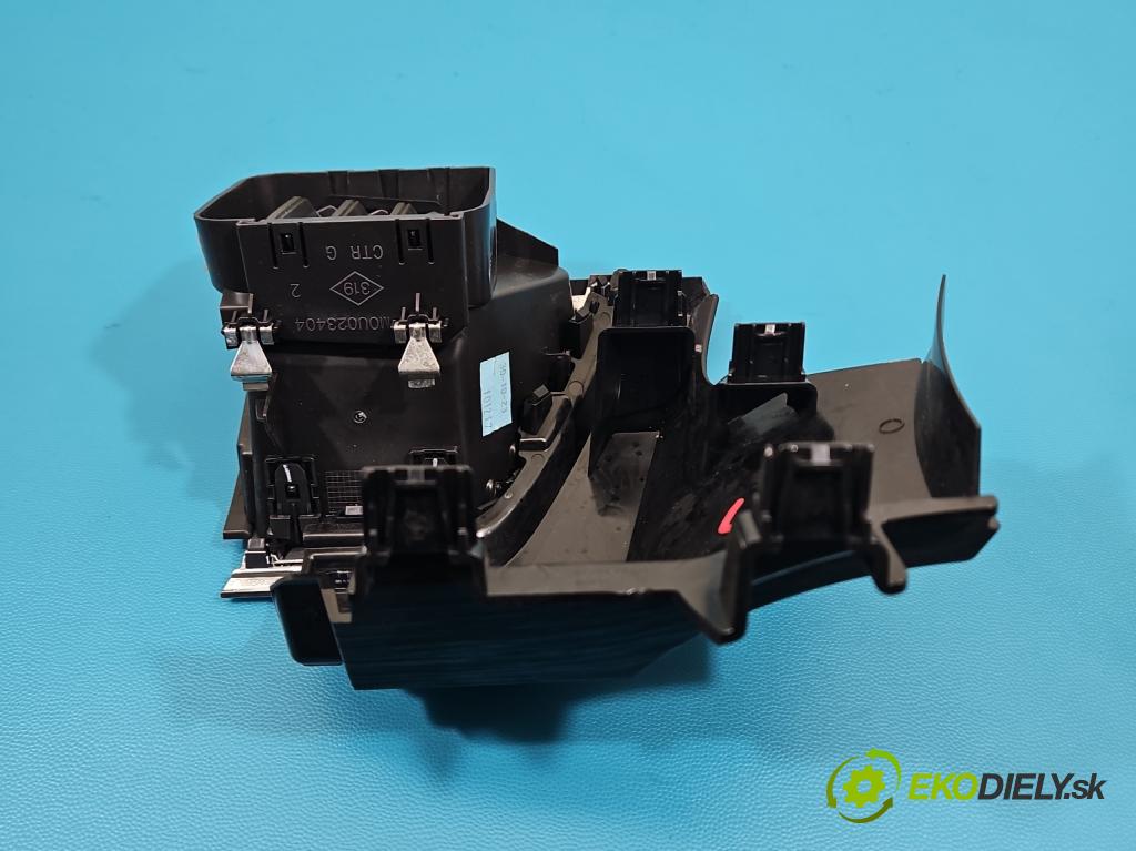 Renault Trafic III 2014 - 2.0 dci 150 HP manual 110 kW 1997 cm3 5- Mřížka: kúrenia stredová 682124433R (Mriežka kúrenia (fukár))