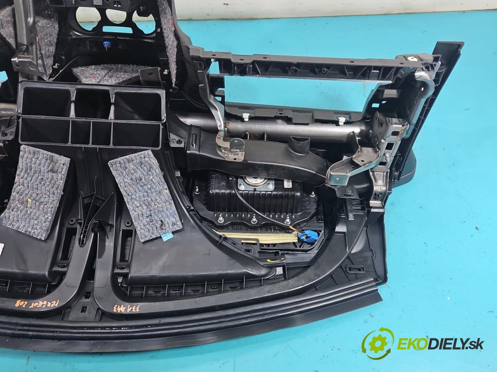 Peugeot 208 I 2012-2019 1.2 12V 82 hp manual 60 kW 1199 cm3 5- kokpit,přistrojova deska