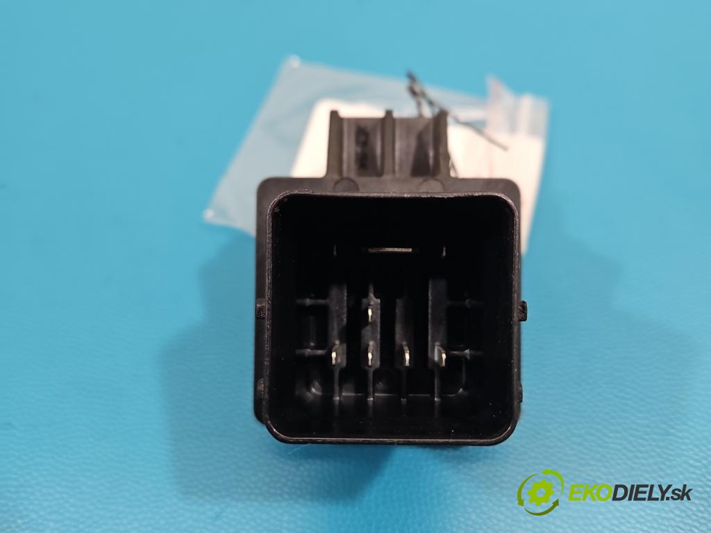 Renault Trafic III 2014 - 2.0 dci 150 HP manual 110 kW 1997 cm3 5- Relé: svíčky: zařicích: 110675590R (Relé)