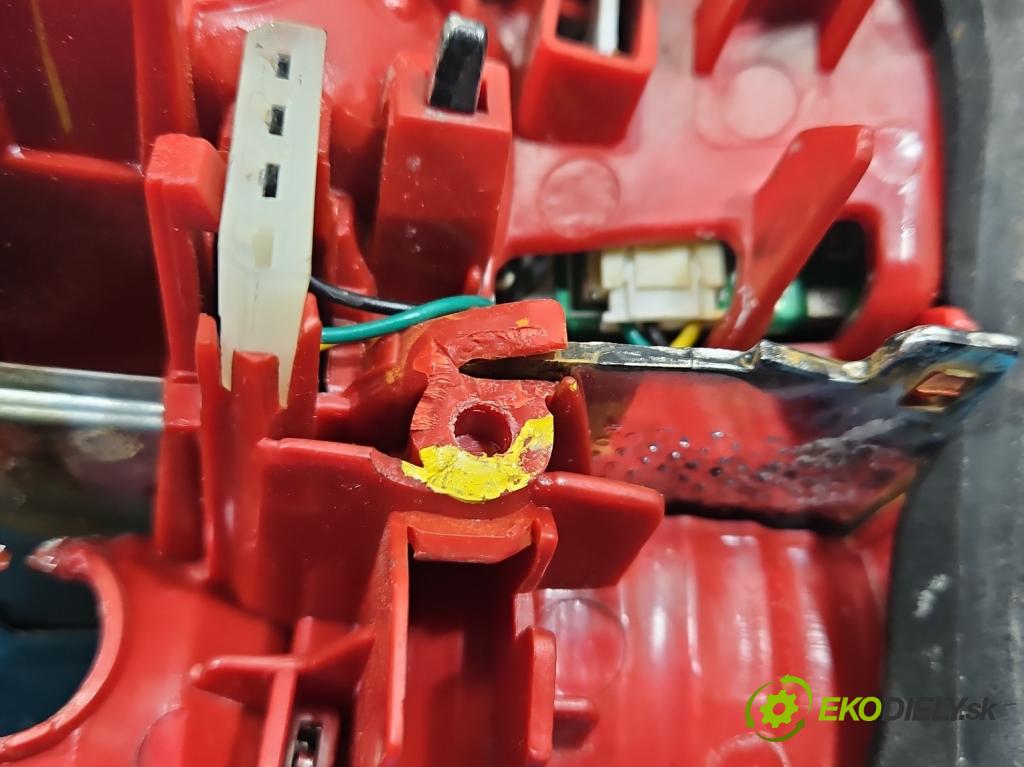 Audi A6 C6 2004-2011 3.0 tdi 232KM automatic 171 kW 2967 cm3 5- světlo zadní levé  (Klika dveří ostatní)