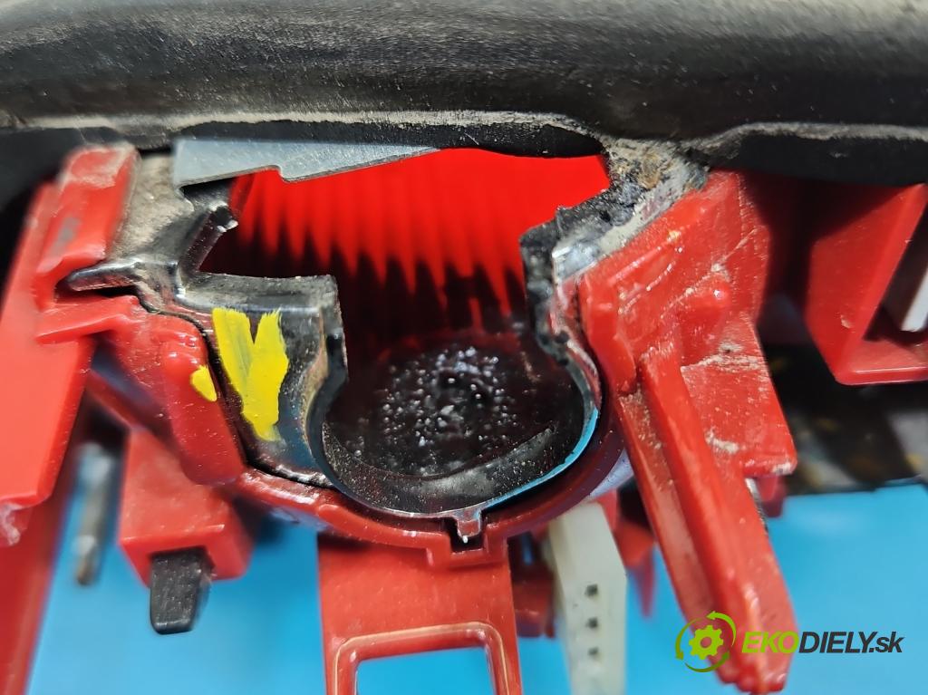 Audi A6 C6 2004-2011 3.0 tdi 232KM automatic 171 kW 2967 cm3 5- světlo zadní levé  (Klika dveří ostatní)