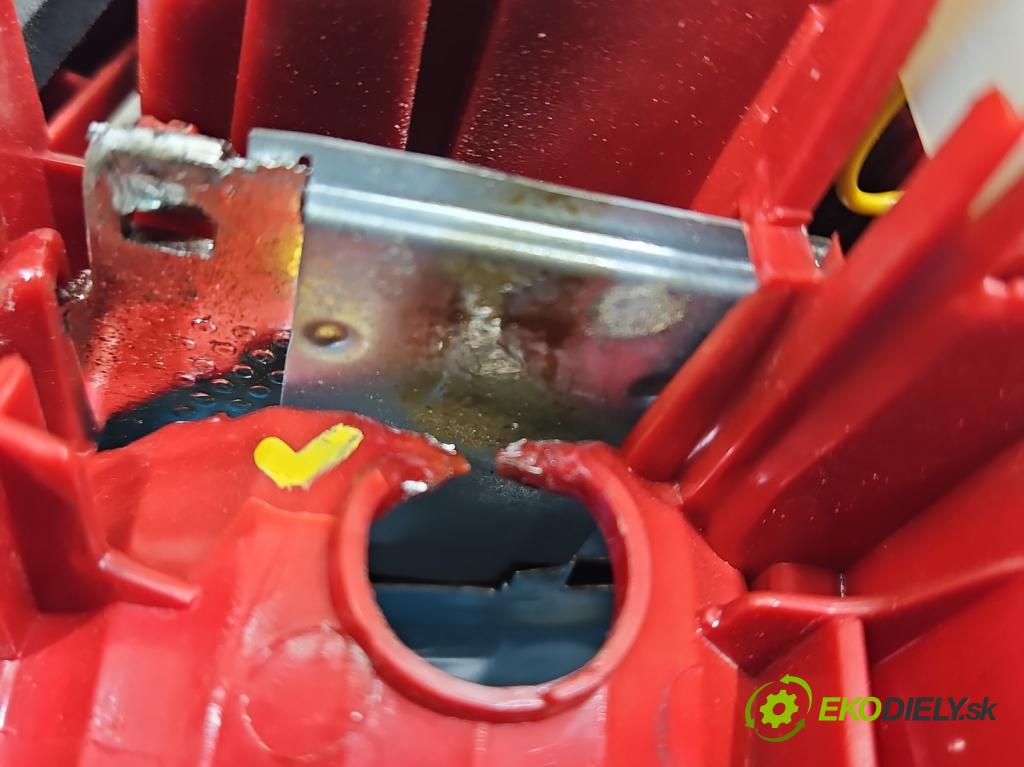 Audi A6 C6 2004-2011 3.0 tdi 232KM automatic 171 kW 2967 cm3 5- světlo zadní levé  (Klika dveří ostatní)