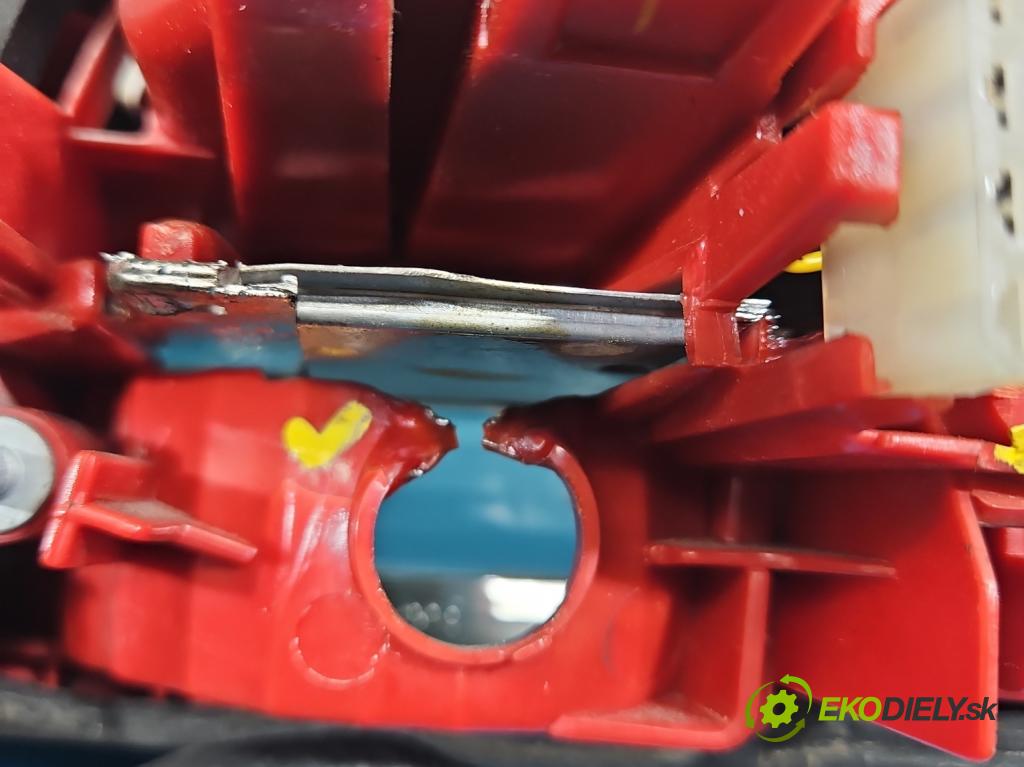 Audi A6 C6 2004-2011 3.0 tdi 232KM automatic 171 kW 2967 cm3 5- světlo zadní levé  (Klika dveří ostatní)