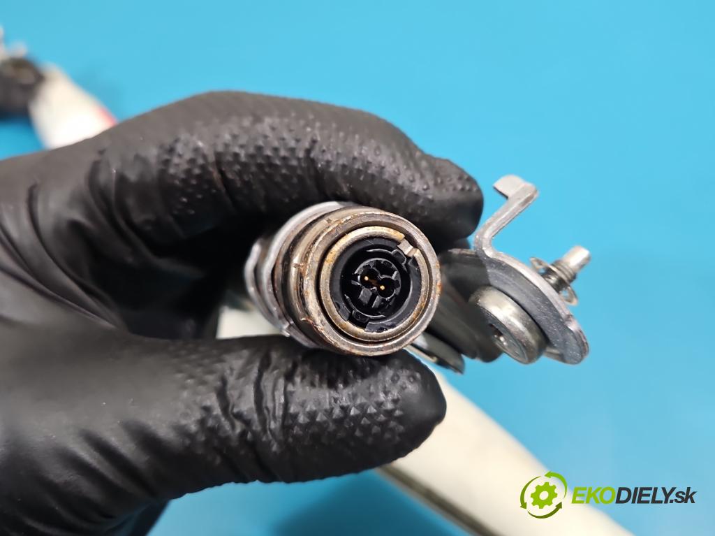 Opel Corsa E 2014-2019 1.4 16V 90 hp manual 66 kW 1398 cm3 5- Záclona: pravé 39045978