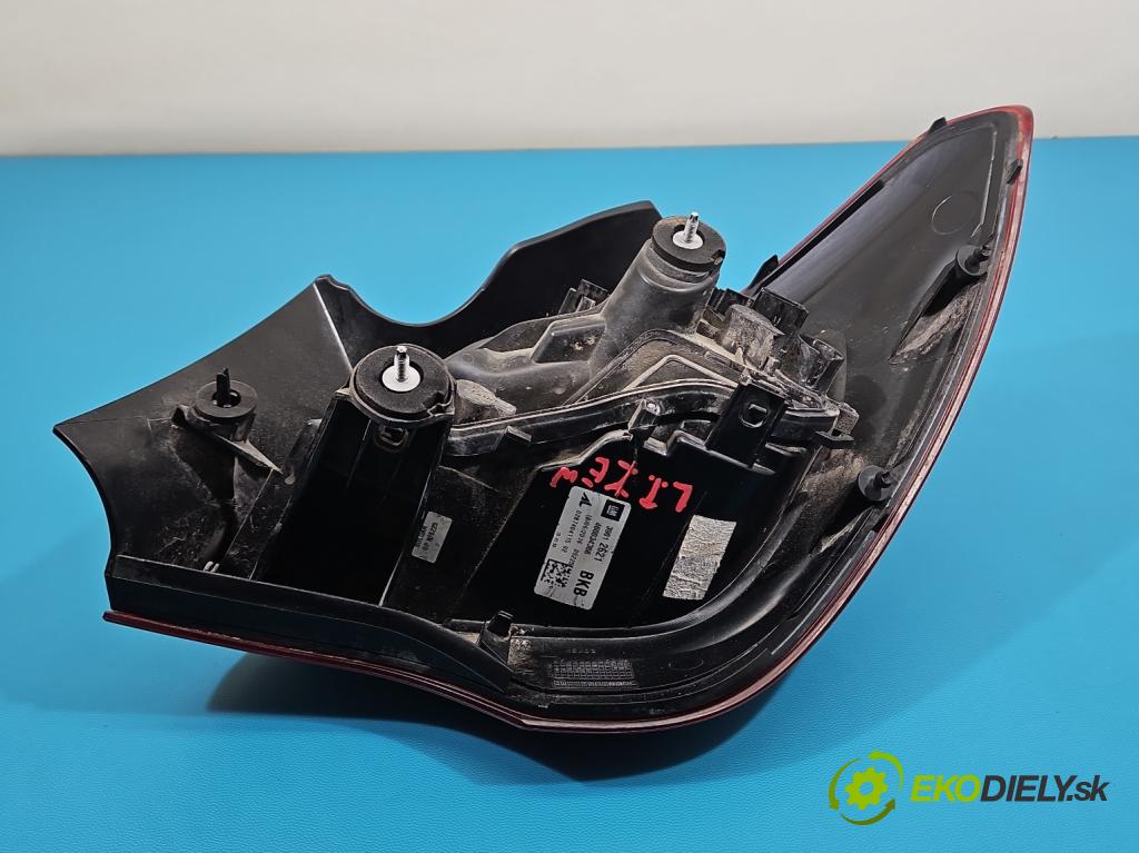 Opel Corsa E 2014-2019 1.4 16V 90 HP manual 66 kW 1398 cm3 5- svetlo / reflektor zadné ľavé 39012621 (Kľučka dverí ostatné)