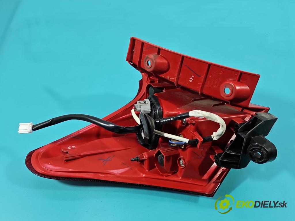 Toyota Auris II 2012-2018 1.8 hybrid 99 hp automatic 73 kW 1798 cm3 5- světlo zadní pravé  (Klika dveří ostatní)