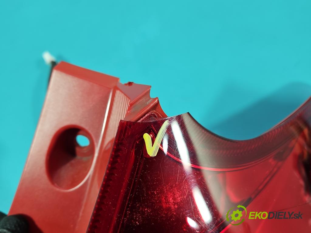 Toyota Auris II 2012-2018 1.8 hybrid 99 hp automatic 73 kW 1798 cm3 5- světlo zadní pravé  (Klika dveří ostatní)