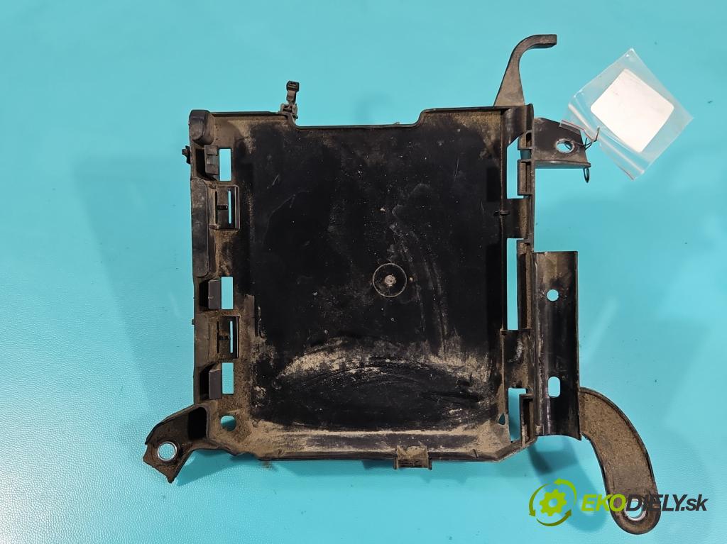 Audi A4 B9 2015-2024 2.0 TFSI 252KM automatic 185 kW 1984 cm3 4- Upevnenie: 8W0907647A