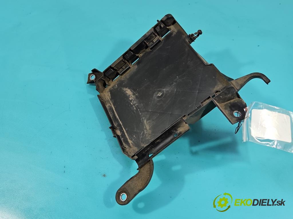 Audi A4 B9 2015-2024 2.0 TFSI 252KM automatic 185 kW 1984 cm3 4- Upevnenie: 8W0907647A