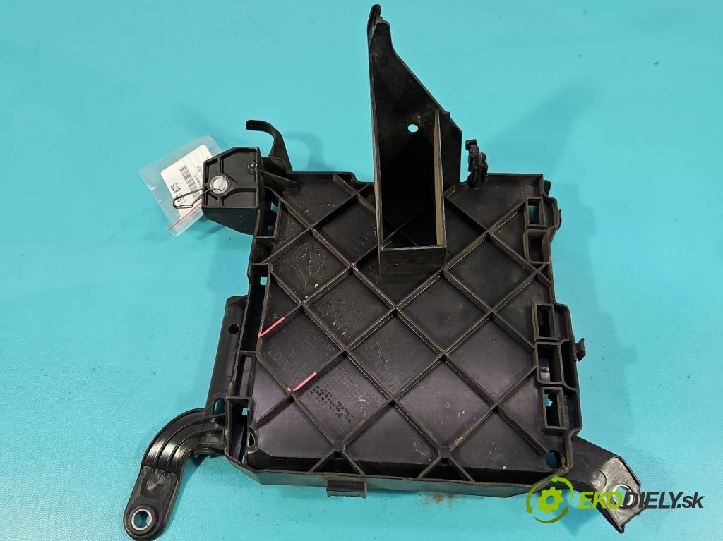 Audi A4 B9 2015-2024 2.0 TFSI 252KM automatic 185 kW 1984 cm3 4- Upevnenie: 8W0907647A