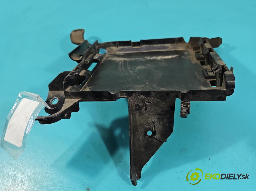 Audi A4 B9 2015-2024 2.0 TFSI 252KM automatic 185 kW 1984 cm3 4- Upevnenie: 8W0907647A