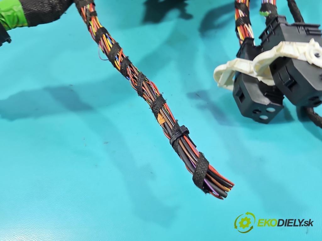 Audi A4 B9 2015-2024 2.0 TFSI 252KM automatic 185 kW 1984 cm3 4- skříňka pojistková  (Pojistková skříňka)