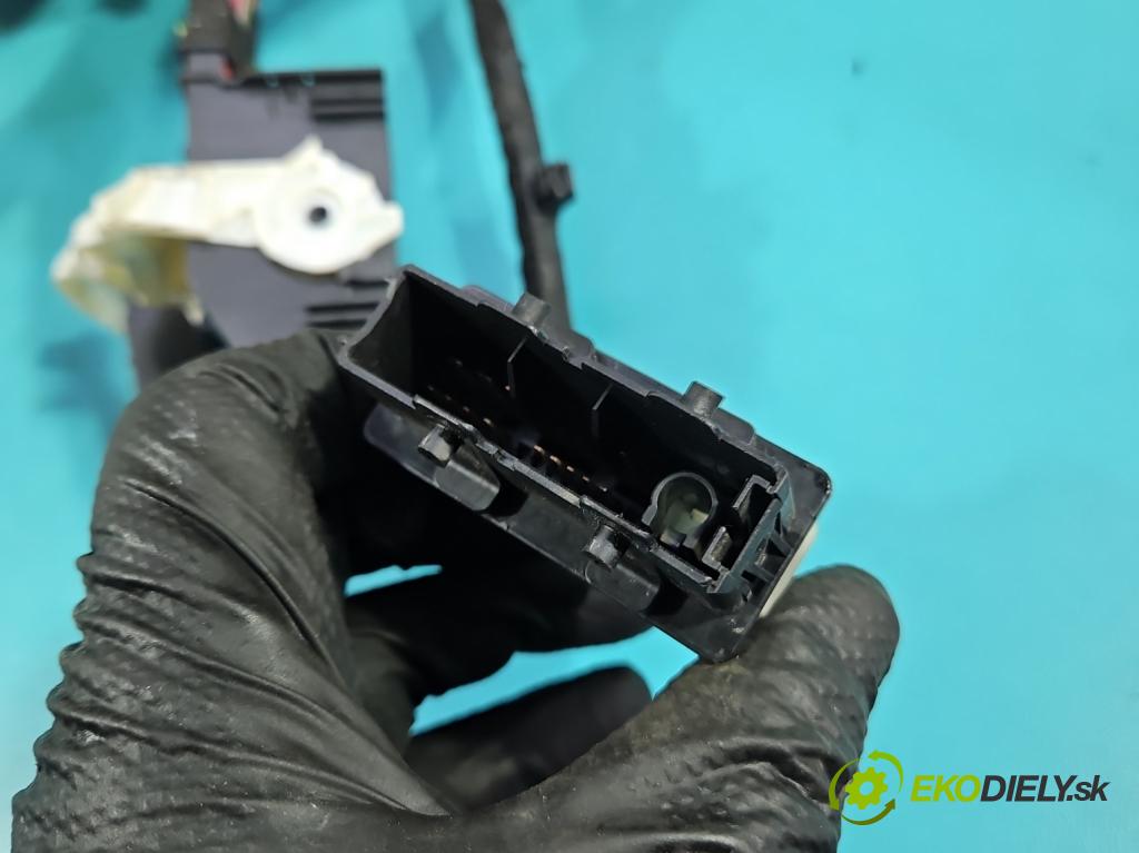 Audi A4 B9 2015-2024 2.0 TFSI 252KM automatic 185 kW 1984 cm3 4- skříňka pojistková  (Pojistková skříňka)