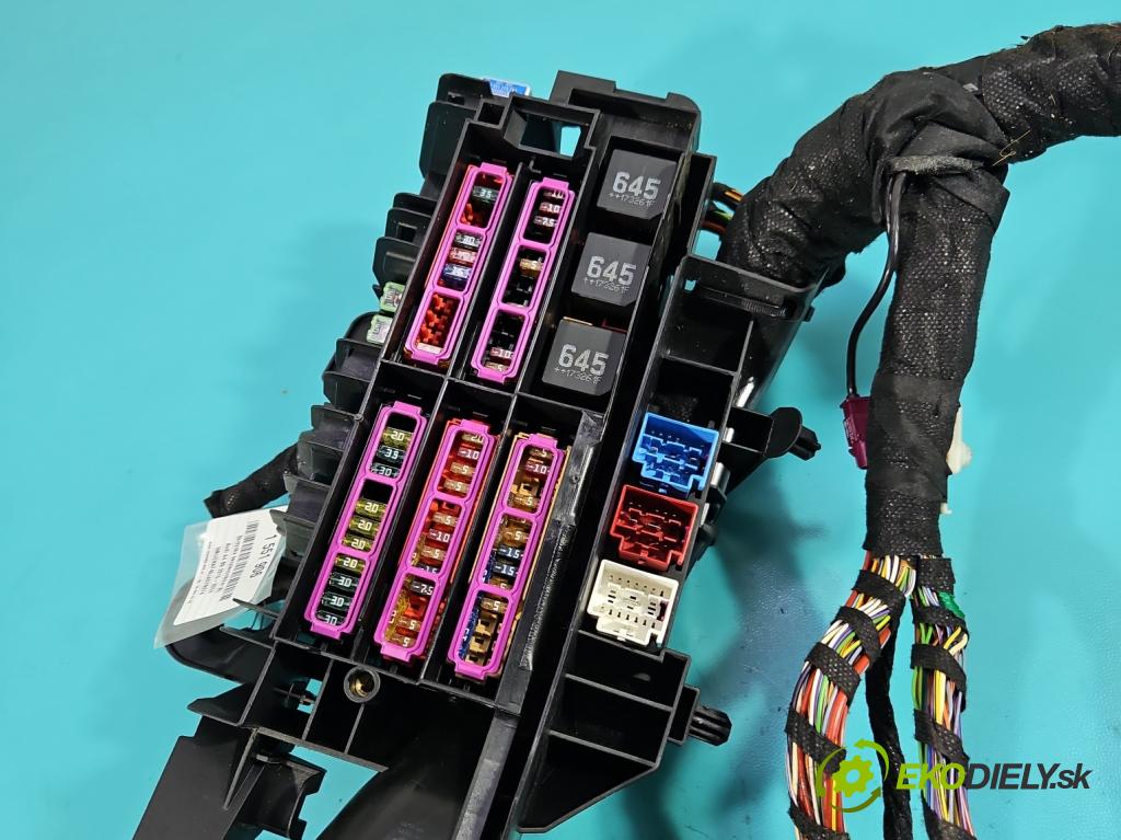 Audi A4 B9 2015-2024 2.0 TFSI 252KM automatic 185 kW 1984 cm3 4- skříňka pojistková  (Pojistková skříňka)