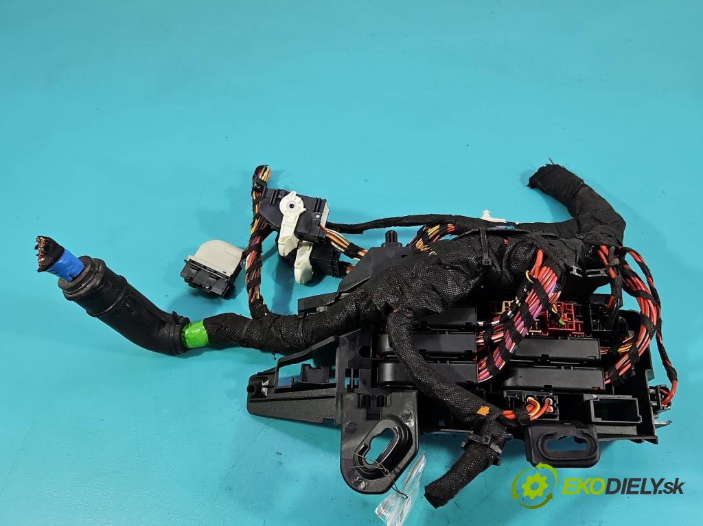 Audi A4 B9 2015-2024 2.0 TFSI 252KM automatic 185 kW 1984 cm3 4- skříňka pojistková  (Pojistková skříňka)