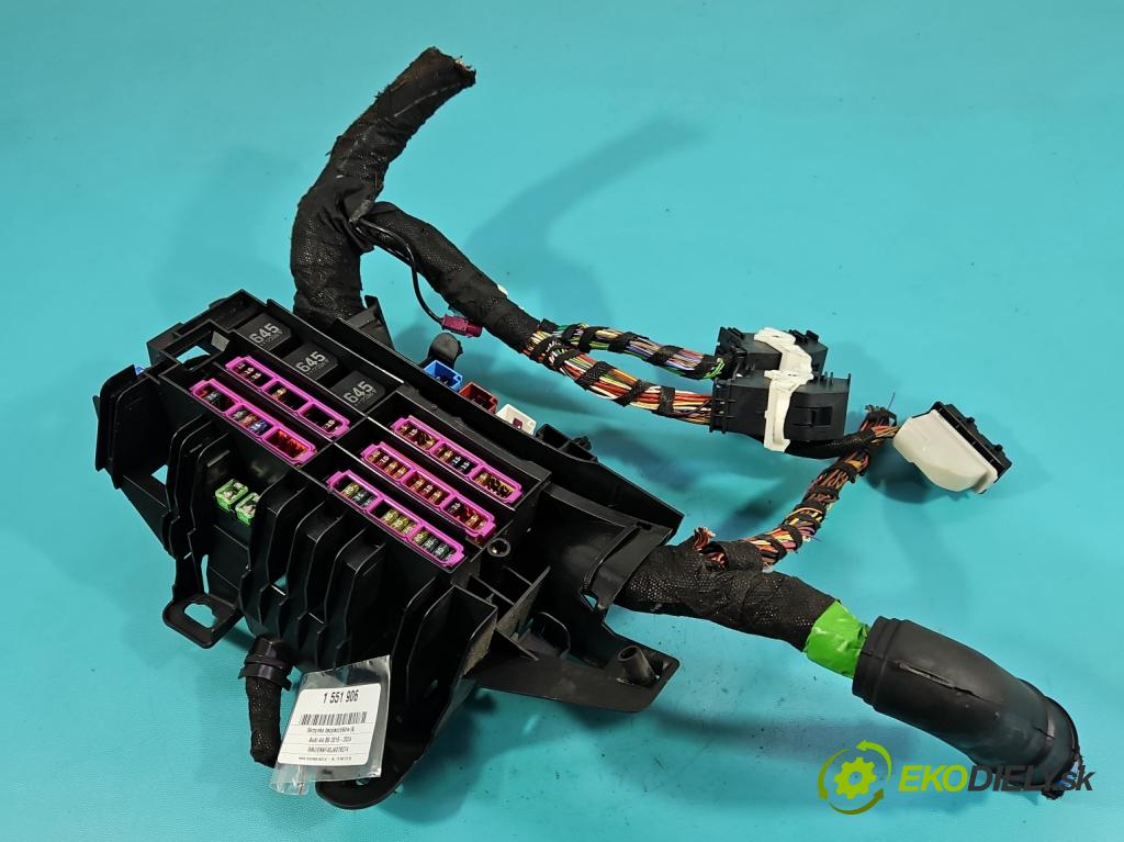 Audi A4 B9 2015-2024 2.0 TFSI 252KM automatic 185 kW 1984 cm3 4- skříňka pojistková  (Pojistková skříňka)