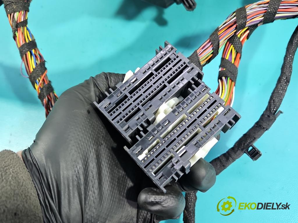 Audi A4 B9 2015-2024 2.0 TFSI 252KM automatic 185 kW 1984 cm3 4- skříňka pojistková  (Pojistková skříňka)