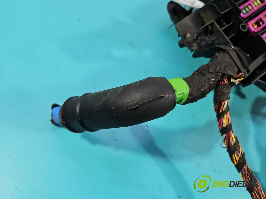 Audi A4 B9 2015-2024 2.0 TFSI 252KM automatic 185 kW 1984 cm3 4- skříňka pojistková  (Pojistková skříňka)