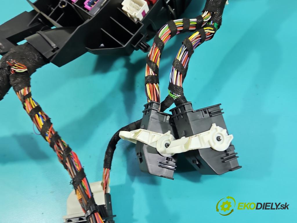 Audi A4 B9 2015-2024 2.0 TFSI 252KM automatic 185 kW 1984 cm3 4- skříňka pojistková  (Pojistková skříňka)