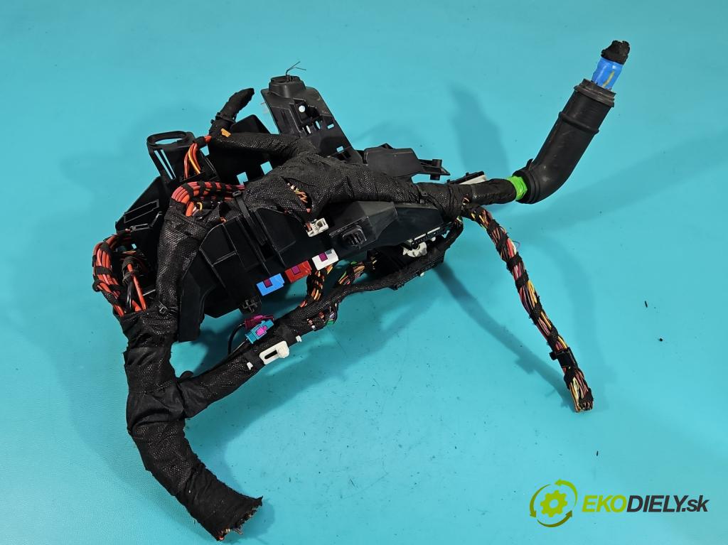 Audi A4 B9 2015-2024 2.0 TFSI 252KM automatic 185 kW 1984 cm3 4- skříňka pojistková  (Pojistková skříňka)