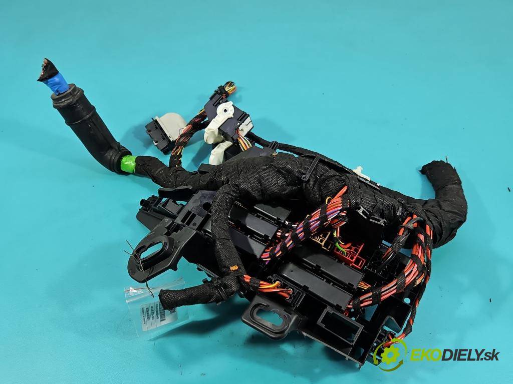 Audi A4 B9 2015-2024 2.0 TFSI 252KM automatic 185 kW 1984 cm3 4- skříňka pojistková  (Pojistková skříňka)