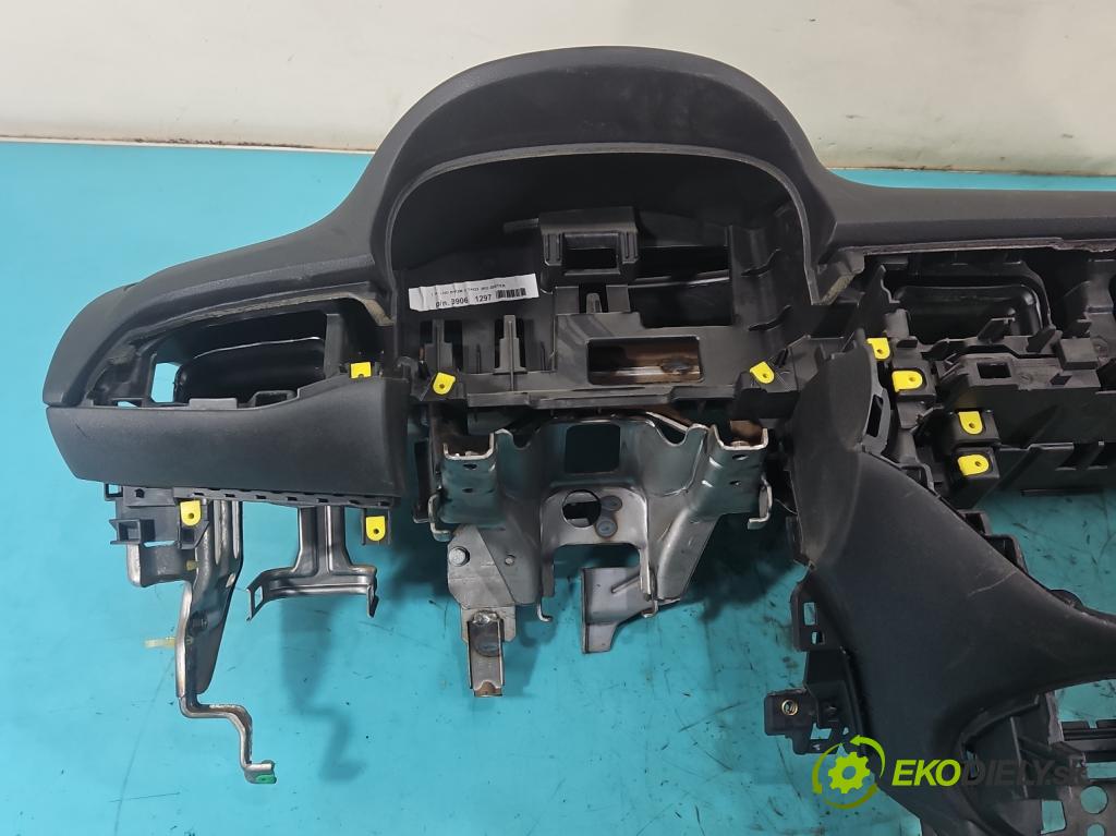 Opel Corsa E 2014-2019 1.4 16V 90 hp manual 66 kW 1398 cm3 5- kokpit,přistrojova deska