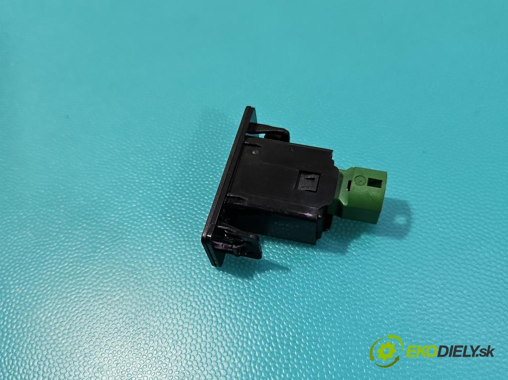 Skoda Superb III 2015-2024 2.0 tdi 150 hp automatic 110 kW 1968 cm3 5- zásuvka USB 3V0035727