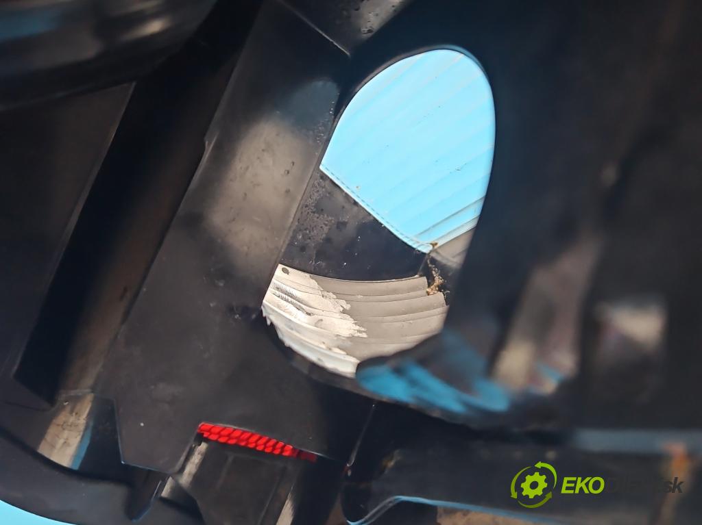 Volvo S60 I 2000-2010 2.4 D5 163 HP manual 120 kW 2401 cm3 4- svetlo / reflektor zadné pravé  (Kľučka dverí ostatné)