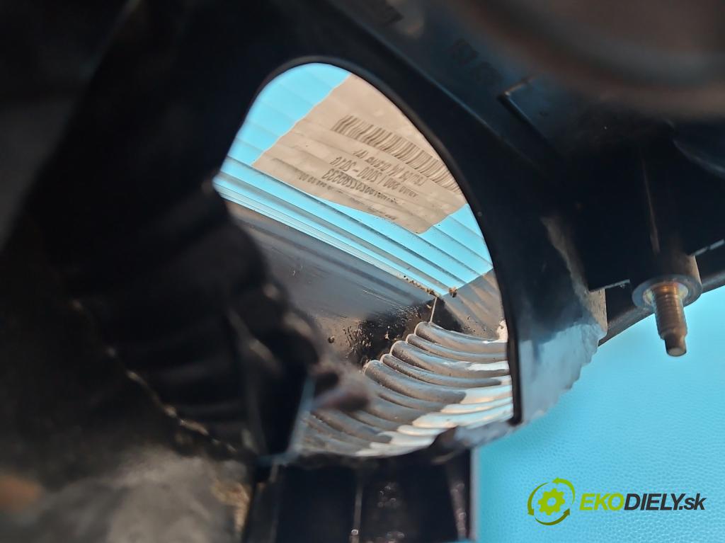 Volvo S60 I 2000-2010 2.4 D5 163 HP manual 120 kW 2401 cm3 4- svetlo / reflektor zadné pravé  (Kľučka dverí ostatné)