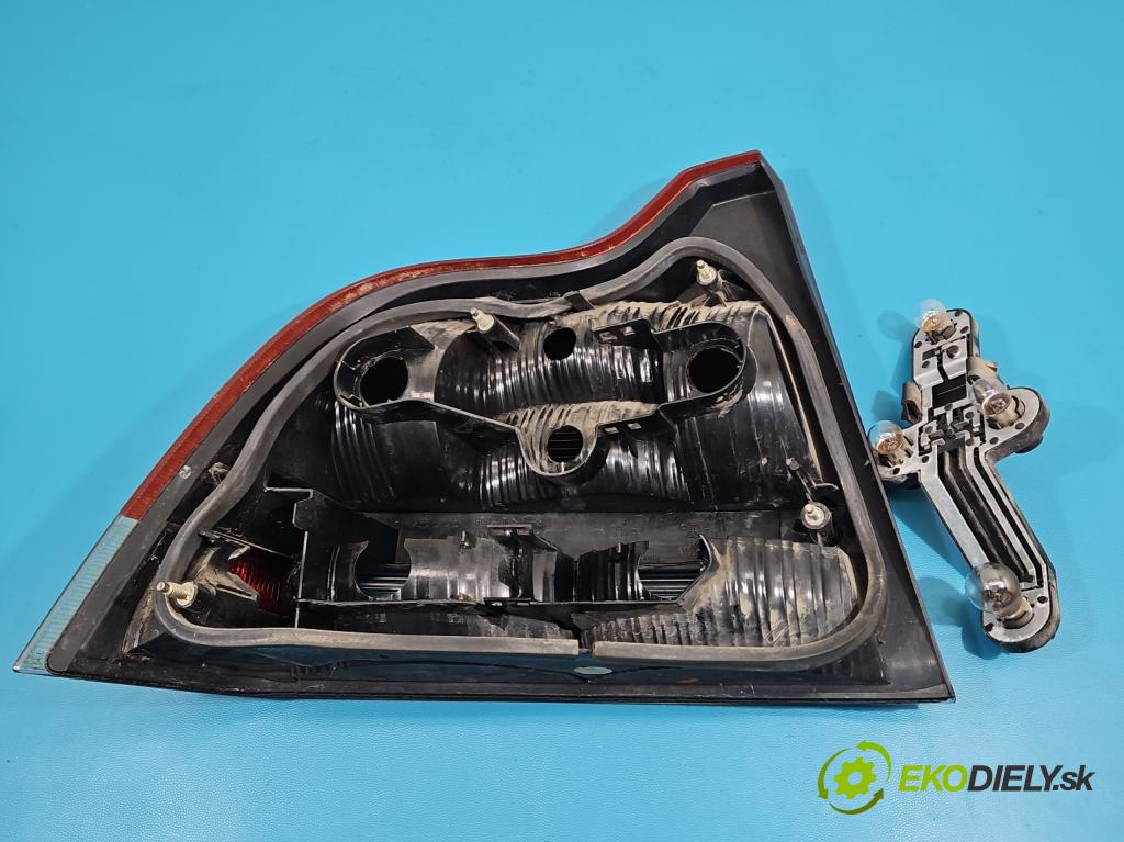 Volvo S60 I 2000-2010 2.4 D5 163 HP manual 120 kW 2401 cm3 4- svetlo / reflektor zadné pravé  (Kľučka dverí ostatné)