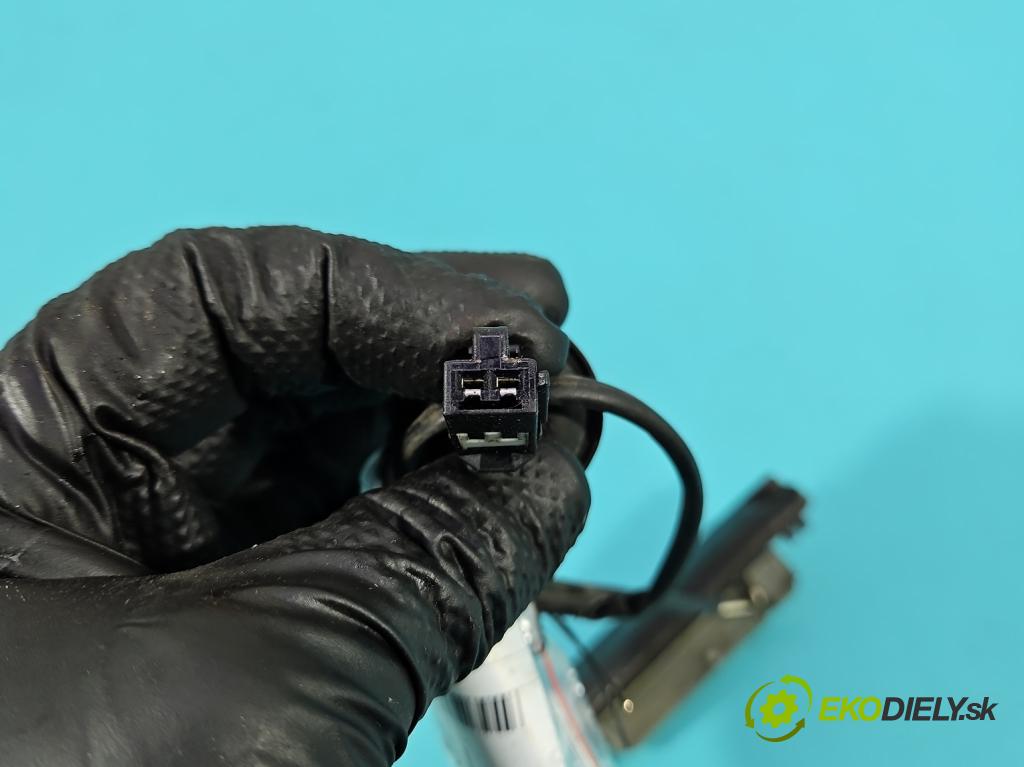 Kia Ceed I 2006-2012 2.0 crdi 140 HP manual 103 kW 1991 cm3 5- rukoväť kufrové dvere zadné