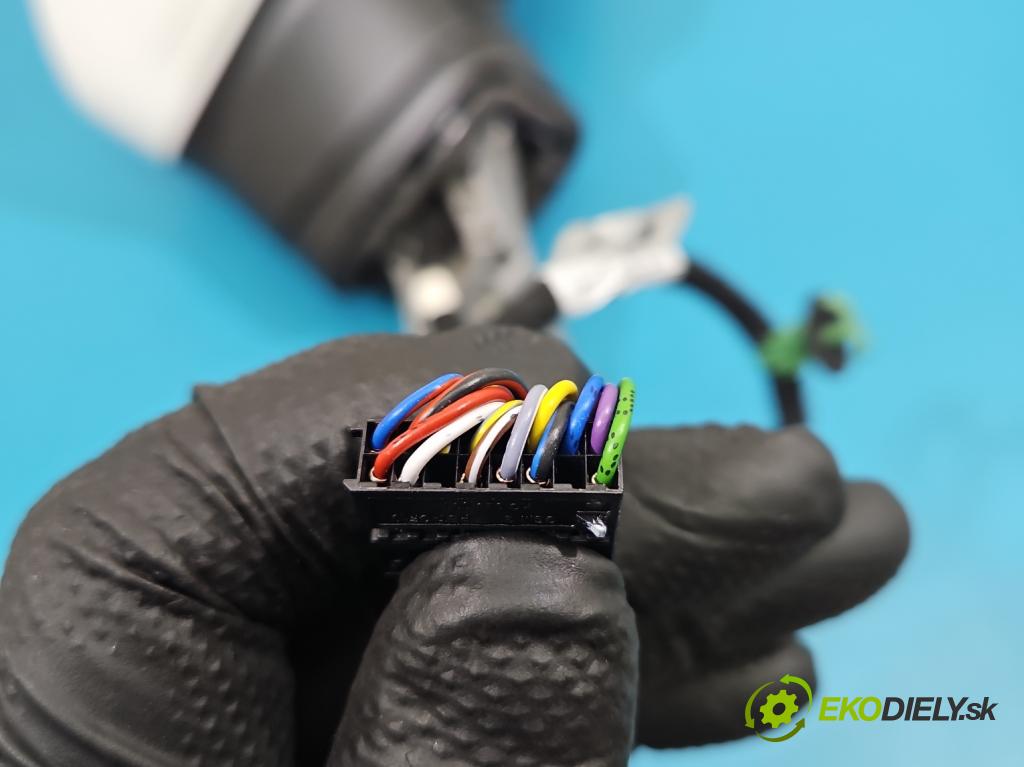 Vw Tiguan II 2016-2024 1.5 TSI 150 HP automatic 110 kW 1498 cm3 5- zrkadlo pravé  (Kľučka dverí ostatné)