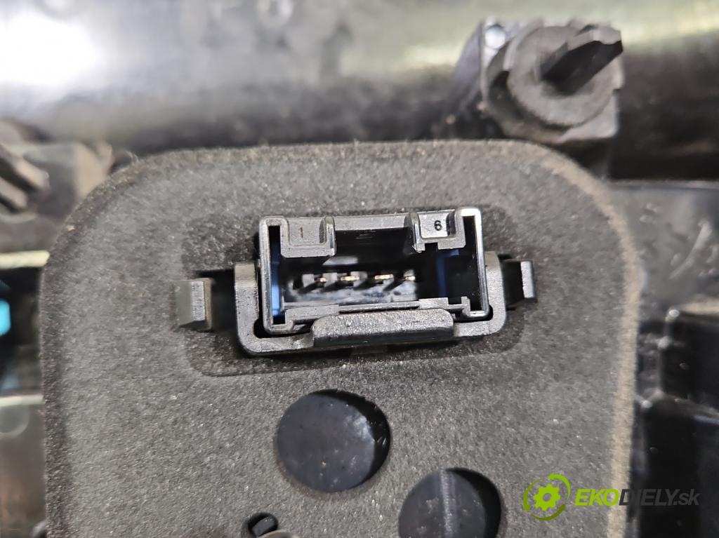 Peugeot 2008 I 2013-2019 1.2 12V 131 HP manual 96 kW 1199 cm3 5- svetlo / reflektor zadné ľavé 9826730480 (Kľučka dverí ostatné)