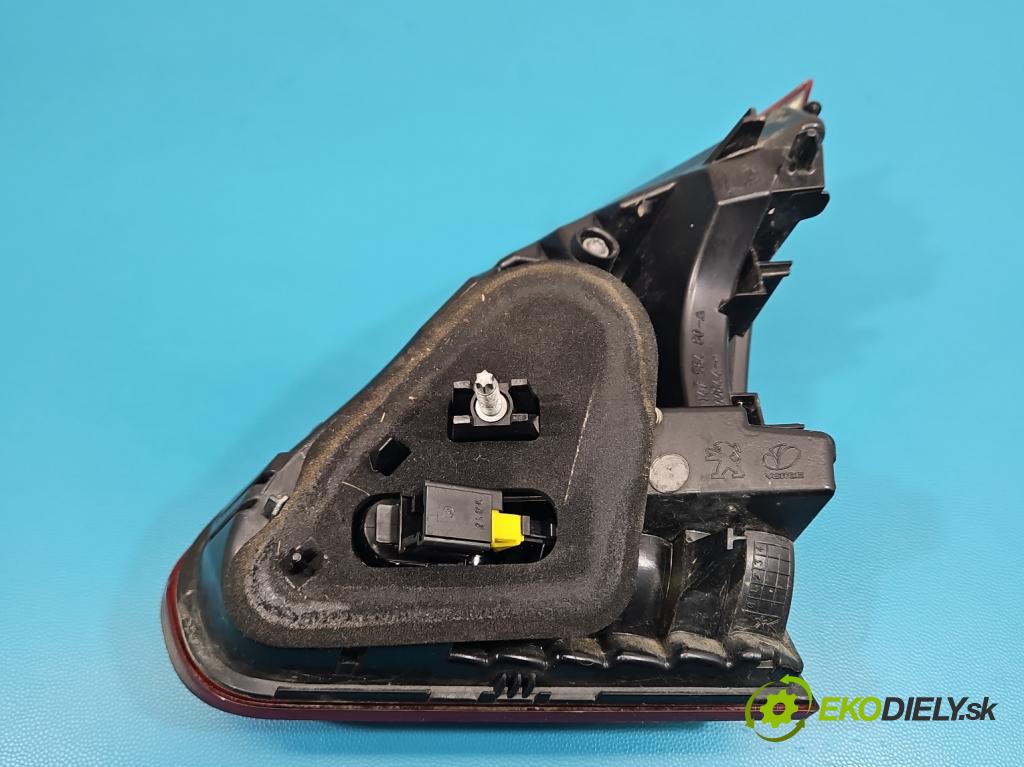 Peugeot 2008 I 2013-2019 1.2 12V 131 HP manual 96 kW 1199 cm3 5- svetlo / reflektor zadné ľavé 9814758480 (Kľučka dverí ostatné)