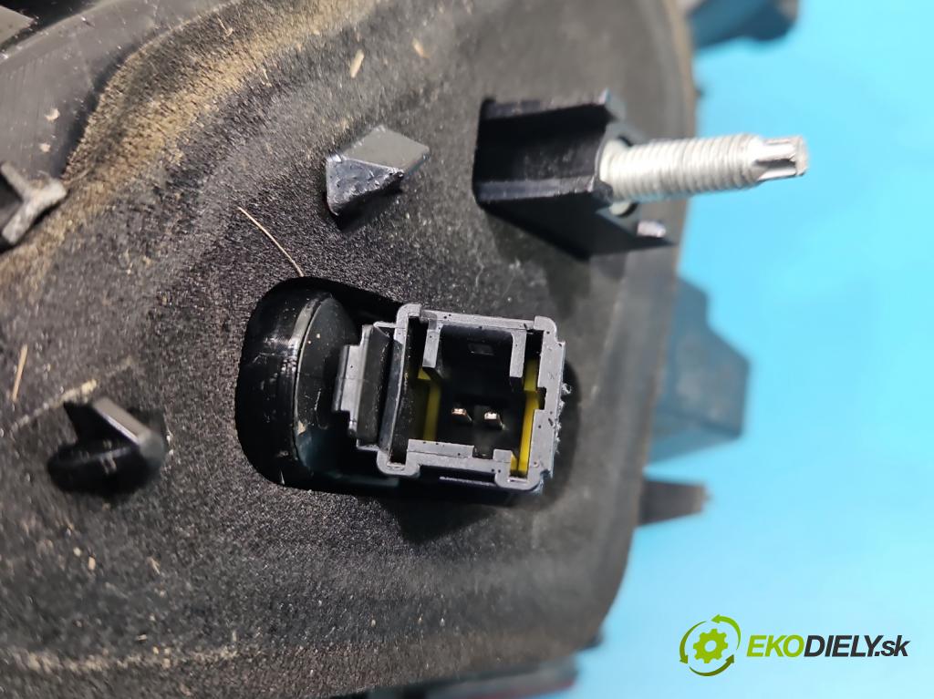 Peugeot 2008 I 2013-2019 1.2 12V 131 HP manual 96 kW 1199 cm3 5- svetlo / reflektor zadné ľavé 9814758480 (Kľučka dverí ostatné)