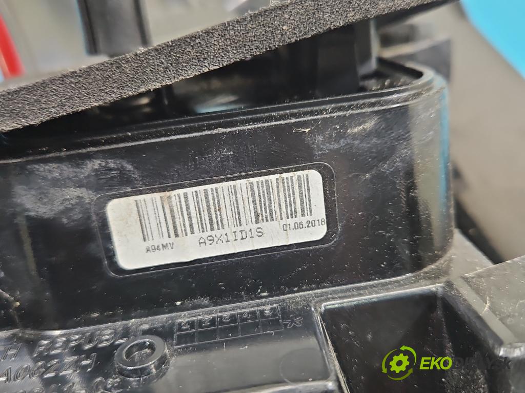 Peugeot 2008 I 2013-2019 1.2 12V 131 HP manual 96 kW 1199 cm3 5- svetlo / reflektor zadné pravé 9826730380 (Kľučka dverí ostatné)