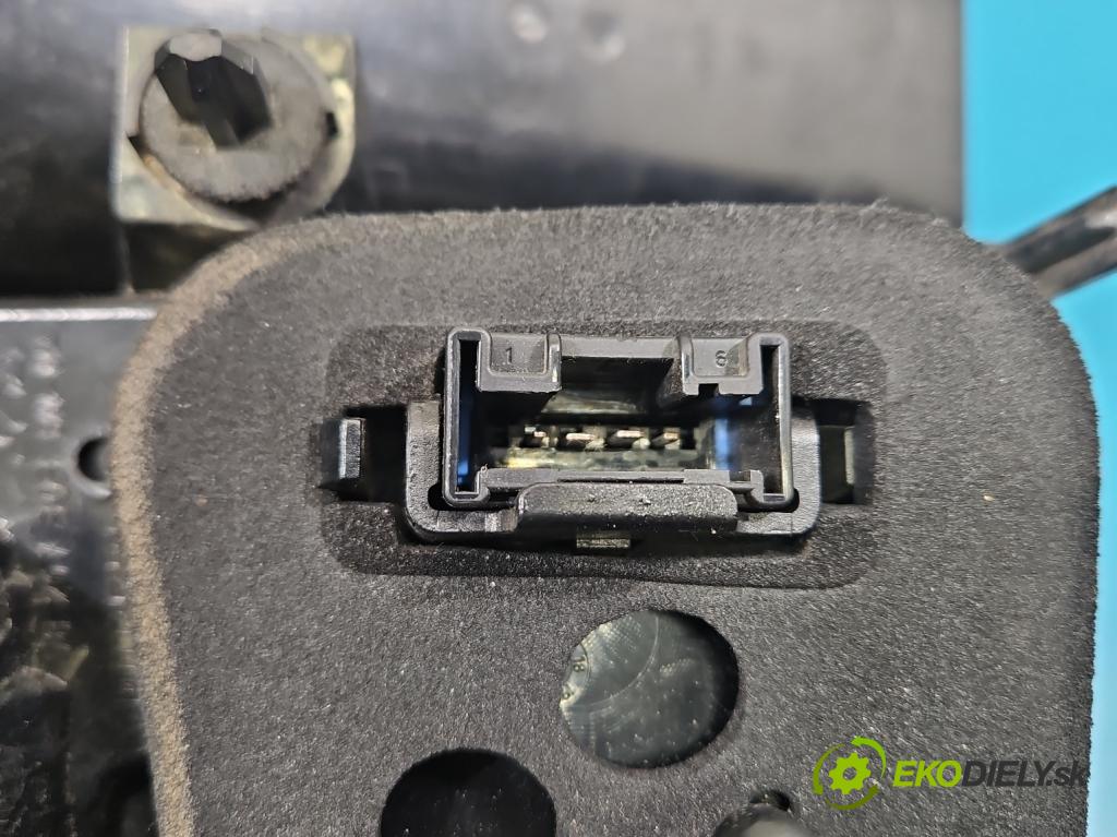 Peugeot 2008 I 2013-2019 1.2 12V 131 HP manual 96 kW 1199 cm3 5- svetlo / reflektor zadné pravé 9826730380 (Kľučka dverí ostatné)