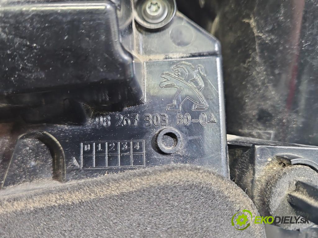 Peugeot 2008 I 2013-2019 1.2 12V 131 HP manual 96 kW 1199 cm3 5- svetlo / reflektor zadné pravé 9826730380 (Kľučka dverí ostatné)