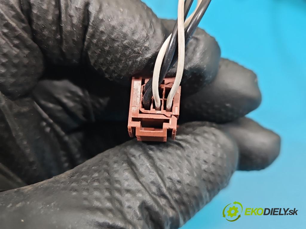 Peugeot 2008 I 2013-2019 1.2 12V 131 HP manual 96 kW 1199 cm3 5- zrkadlo ľavé  (Kľučka dverí ostatné)