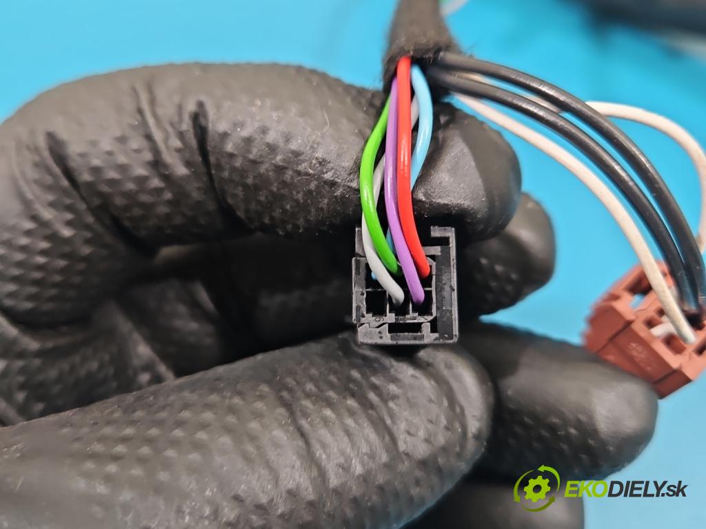 Peugeot 2008 I 2013-2019 1.2 12V 131 HP manual 96 kW 1199 cm3 5- zrkadlo ľavé  (Kľučka dverí ostatné)