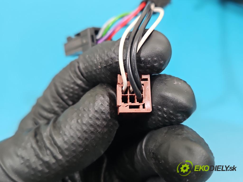 Peugeot 2008 I 2013-2019 1.2 12V 131 HP manual 96 kW 1199 cm3 5- zrkadlo ľavé  (Kľučka dverí ostatné)