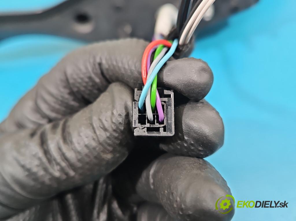 Peugeot 2008 I 2013-2019 1.2 12V 131 hp manual 96 kW 1199 cm3 5- zpětné zrcátko pravé  (Klika dveří ostatní)