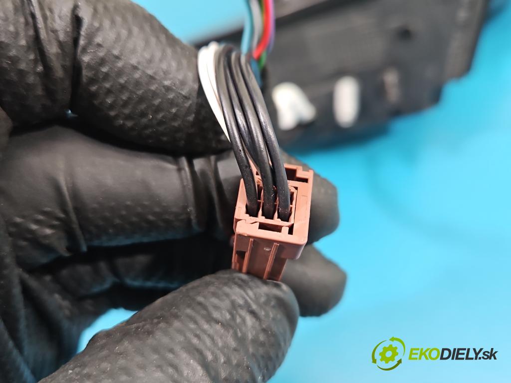 Peugeot 2008 I 2013-2019 1.2 12V 131 hp manual 96 kW 1199 cm3 5- zpětné zrcátko pravé  (Klika dveří ostatní)